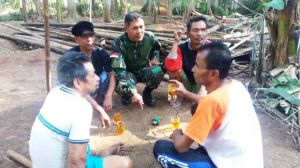 Menikmati Minum Sambil Duduk Bareng