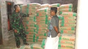Anggota Satgas Bersama Kades Mengecek Material Di Malam Hari