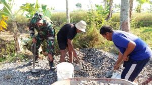 Ayunan Cangkul Yang Pelan Dengan Nafas Tersenggal Tapi Tetap Bersemangat