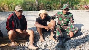 Duo Kakek Masih Semangat 45 Bersama Satgas TMMD