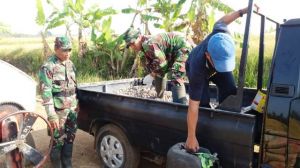 Kepala Desa Ikut Terjun Langsung Dropping Material Bersama Danramil 08/Suruh