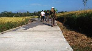 Jalanku Mulus Desaku Cantik