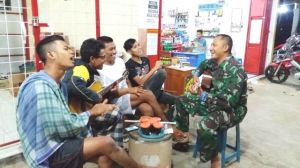 Bermain Gitar Tua Bersama Pemuda Desa