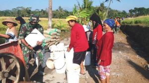 Tiga Srikandi Berbaju Merah