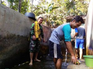 Anggota Satgas Dan Warga Antri Mandi