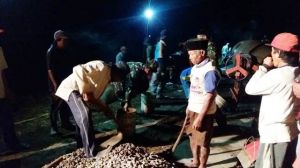 Gelapnya Malam Tidak Menyurutkan Semangat Kerja Lembur