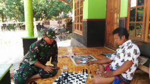 Bermain Catur Bersama Bapak Kadus Jaten
