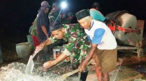 Kakek Tua Yang Sudah Berumur 70 Tahun Ikut Kerja Lembur Dalam Pengerjaan Jalan