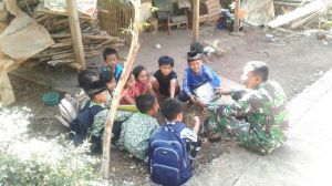 Bermain Sambil Belajar Bersama Di Bawah Pohon Depan Rumah