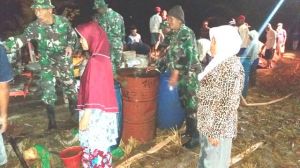 Srikandi-Srikandi Pun Ikut Kerja Lembur Pengecoran Jalan Bersama Satgas TMMD