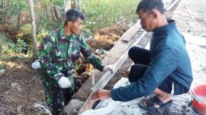 Anggota Satgas TMMD Dan Warga Kerja Pasang Bagesting