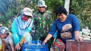 Dukungan Ibu-Ibu Ikut Menyediakan Air Dengan Mengunakan Mesin Pompa Air