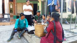 Anggota TNI Mendatangi Penjual Sayur Keliling      