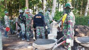 Tiap Hari Bergelud Dengan Adonan Semen