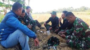 Team Jurnalis Dengan Satgas TMMD Bercengkrama      