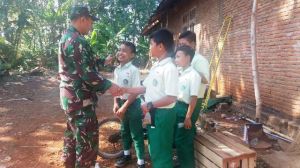 Menghibur Anak-Anak Sekolah Di Siang Hari