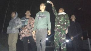 Satgas TMMD dan Warga Laksanakan Siskamling dan Ronda Malam