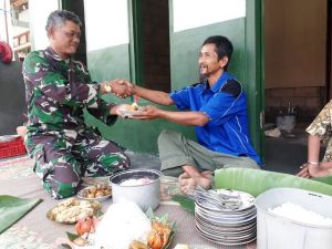 Bapak Latif Terima Tumpeng Dari Satgas TMMD 