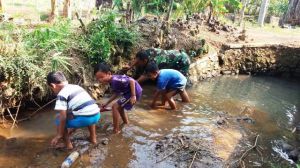 Mencari Ikan Di Irigasi Bersama Anak-Anak Desa Bonomerto
