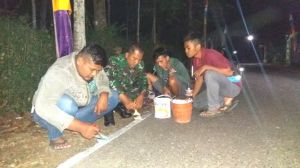 Dalam Rangka Menyambut HUT RI Ke-74 Satgas TMMD Ikut Mengecat Jalan
