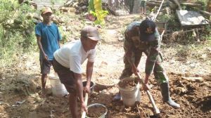 Satgas TMMD Bersama Warga Angkut Tanah Urug Untuk RTLH      