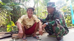 Kerja Sama Yang Baik Antara Warga dan TNI