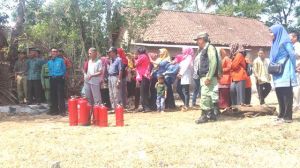 Antusias Warga Bonomerto Menyaksikan Peragaan Penanggulangan Kebakaran      