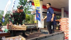 Pembagian Sembako Pengganti Raskin Di Balai Desa Bonomerto