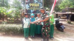 Kepedulian Anggota Satgas TMMD Dengan Anak-Anak Sekolah      