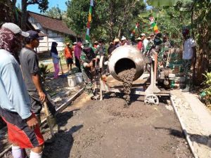 Meratakan Adonan Cor Muntahan Mesin Molen