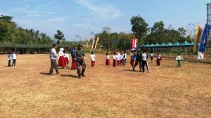 Keceriaan Anak SDN 2 Bonomerto Bermain Di Tengah Kesibukan Anggota Satgas