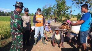 Koordinasi Bersama TNI Dan Warga Demi Kelancaran Pembangunan Jalan Penghubung Desa