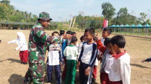 Pembagian Kue Gratis Untuk Anak-Anak SD Bonomerto 2