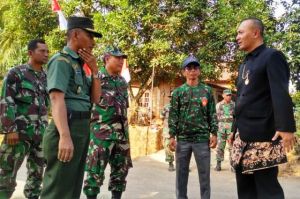 Dandim Tinjau Kesiapan Penutupan TMMD di Desa Karangsari dengan Pakaian Adat Jawa