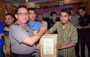 Kapolda Jambi Irjen Pol Muchlis Beri Penghargaan Jamberita.com   