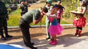 Warga Bonomerto Kalungi Danrem 073/MKT Rangakaian Bunga Indah