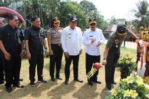 Dandim Pari Pukul Gong Tandai Penutupan TMMD   