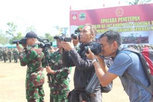 Beraneka Ragam Gaya Juru Foto Upacara Penutupan TMMD Reguler Ke-102