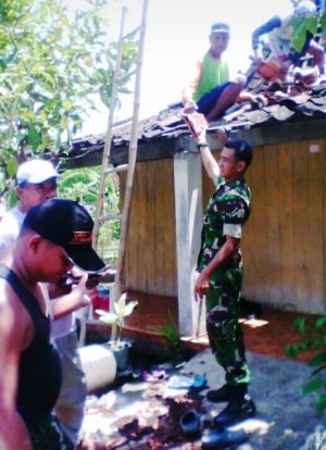 Babinsa Melaksanakan Karya Bakti Dengan Warga Perbaiki Genteng      