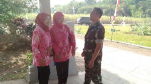 Paska TMMD Babinsa Komsos dengan Guru SDN 1 Bonomerto