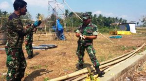 Warga Sediakan Makanan Kecil Saat Pembongkaran Baleho Di Lapangan Bonomerto      