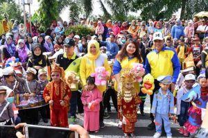 Pawai Pembangunan di Batanghari Disambut Ribuan Masyarakat 