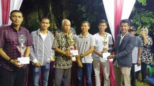 Serahkan Hadiah Turnamen 17 Agustusan, Sakirin Pohan  Ajak Warga Nikmati Kemerdekaan