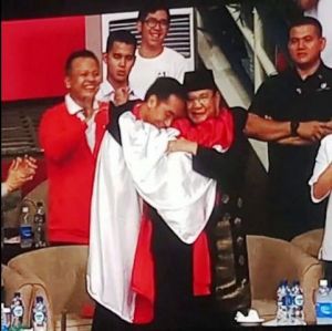 Adem.... Pelukan Bertiga Jokowi-Prabowo dengan Hanifan, Peraih Medali Emas Pencak Silat