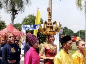 Mahkota Gentala Arasy, Pelajar Cantik Ini Curi Perhatian Saat Pembukaan Kirab Pemuda di Jambi