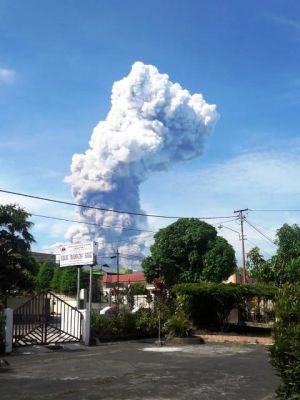 Gunung Soputan di Minahasa Meletus Pagi Ini, Masyarakat Diminta Tak Beraktivitas di Radius 4 Km