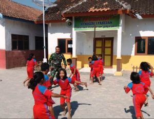 Satgas TMMD Reg 103 Ajak Main Siswa SD