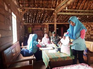 Bersama Puskesmas Satgas TMMD Lakukan Pendataan Keluarga Sehat