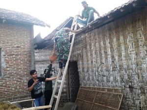 Bersama warga, Satgas TMMD Turunkan Genting Rumah
