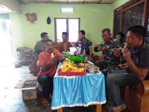 Hangatkan Suasana TMMD dengan Kopi Hitam